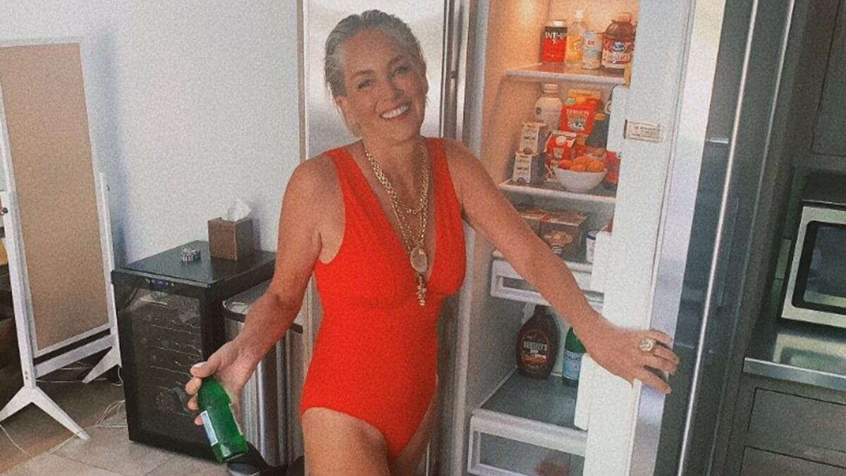 Sharon Stone in costume scherza sulla sua dieta: si gode l’estate senza rinunce né filtri