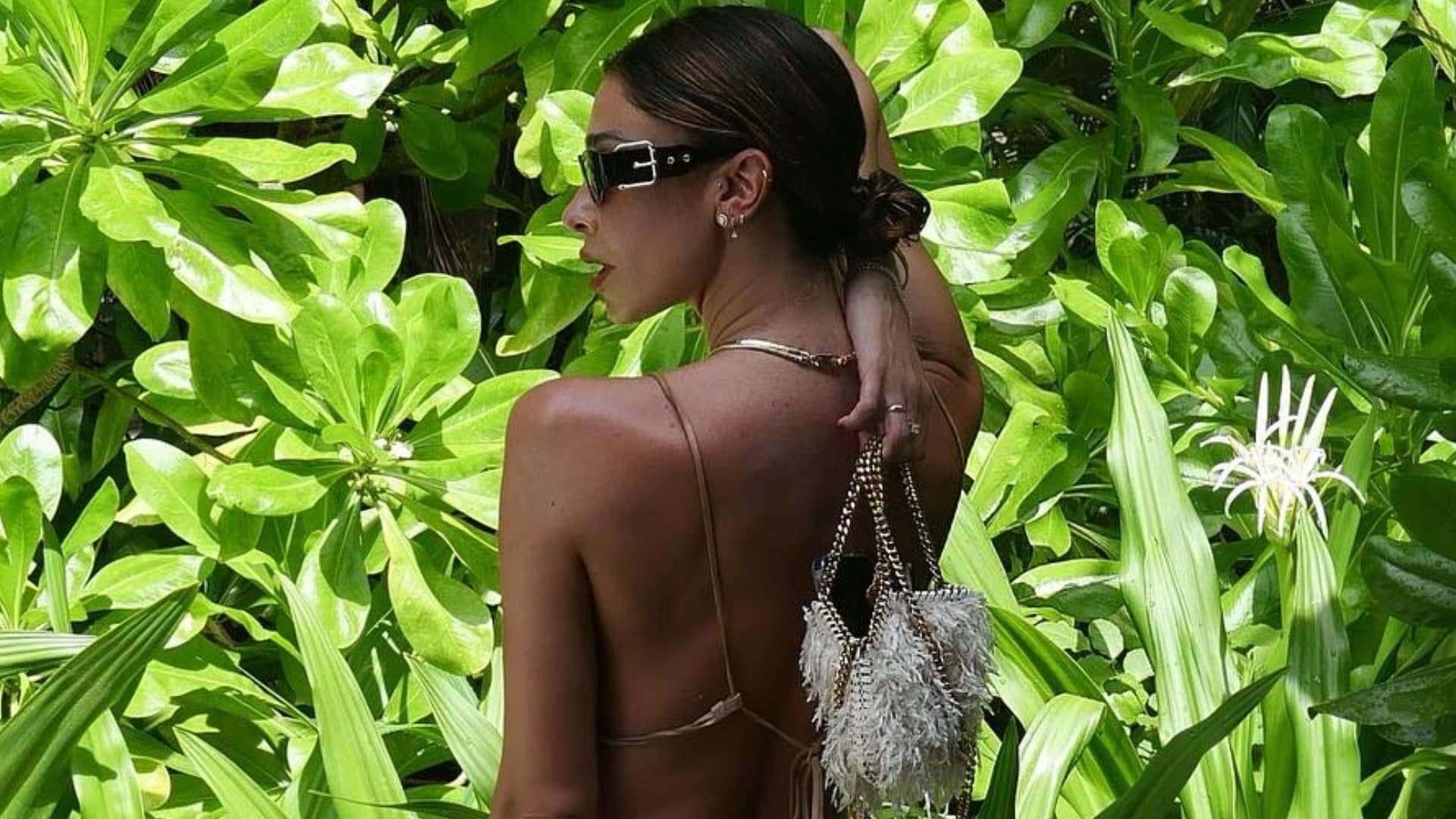 Belén Rodriguez alle Maldive veste griffata: quanto costano micro bag e occhiali a “effetto cintura”