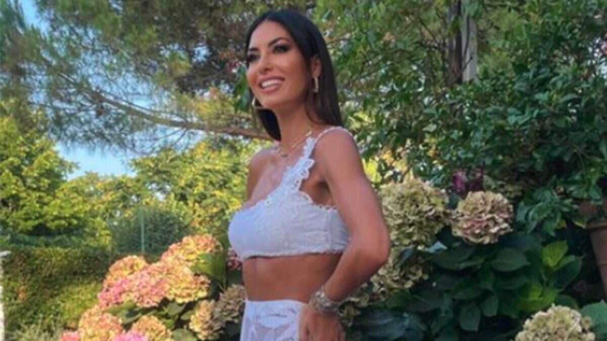 Elisabetta Gregoraci in total white: pizzo e trasparenze nel look effetto vedo non vedo