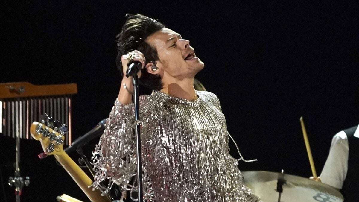 Harry Styles conquista Campovolo vestito di stelle: chiude il tour con il completo di frange