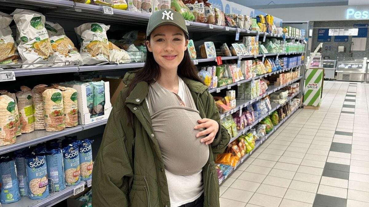 Aurora Ramazzotti al supermercato con Cesare: niente passeggino, usa la fascia portabebè