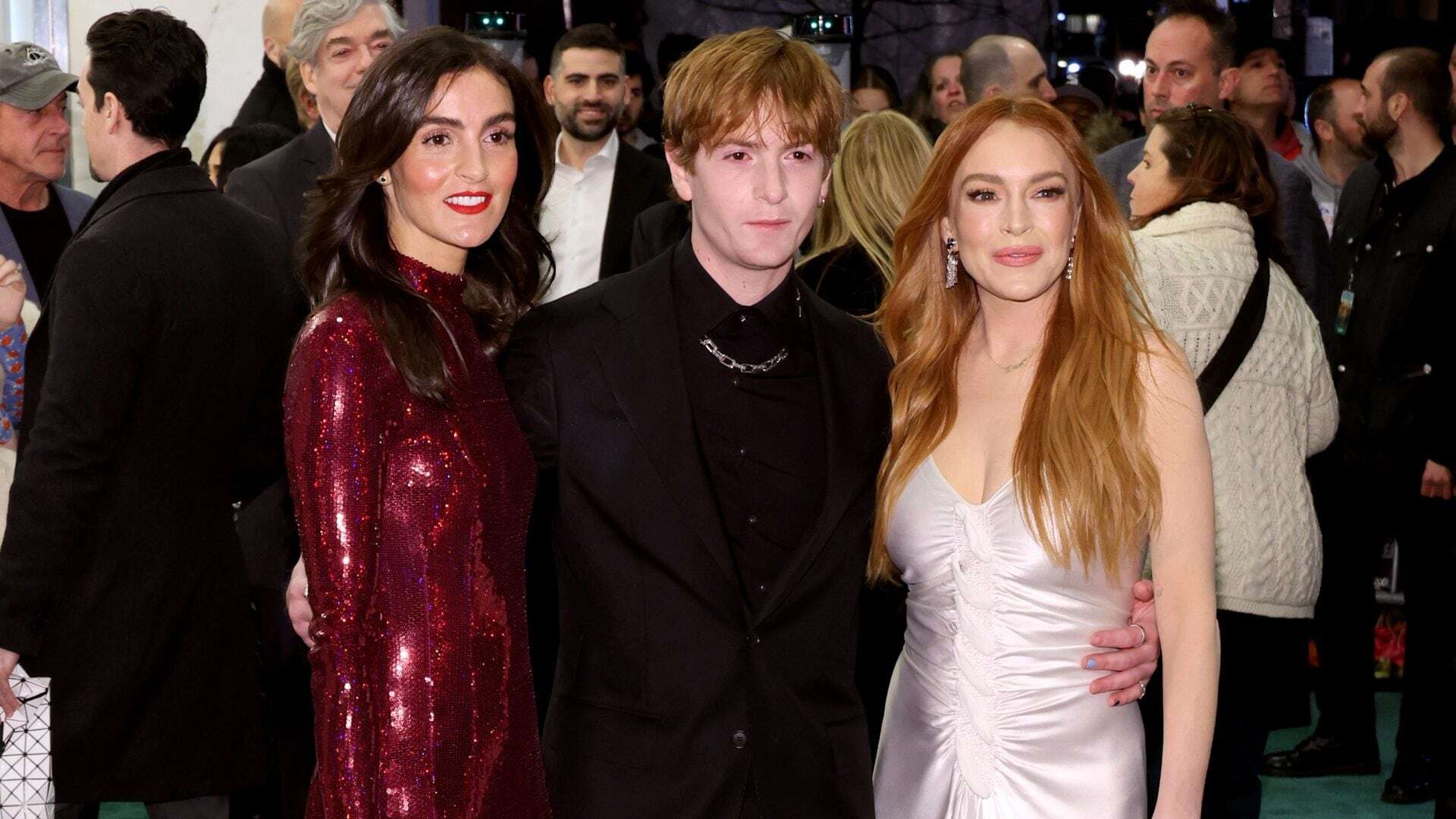 Red carpet di famiglia per Lindsay Lohan: sfila in total white con i fratelli Aliana e Dakota