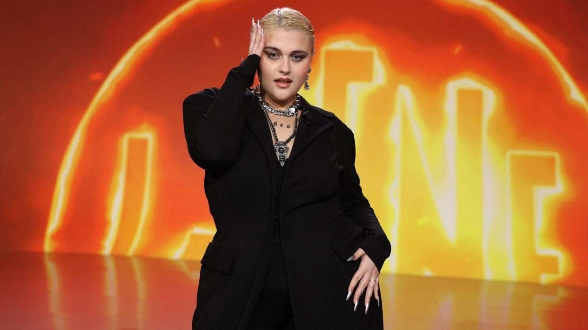 BigMama dopo Sanremo è dark: a Le Iene con maxi cappotto e unghie metalliche