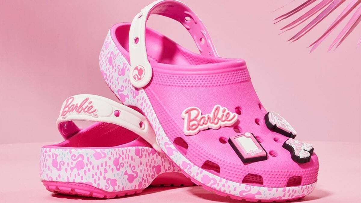 Da quando Barbie indossa le Crocs? La collaborazione impossibile diventa virale