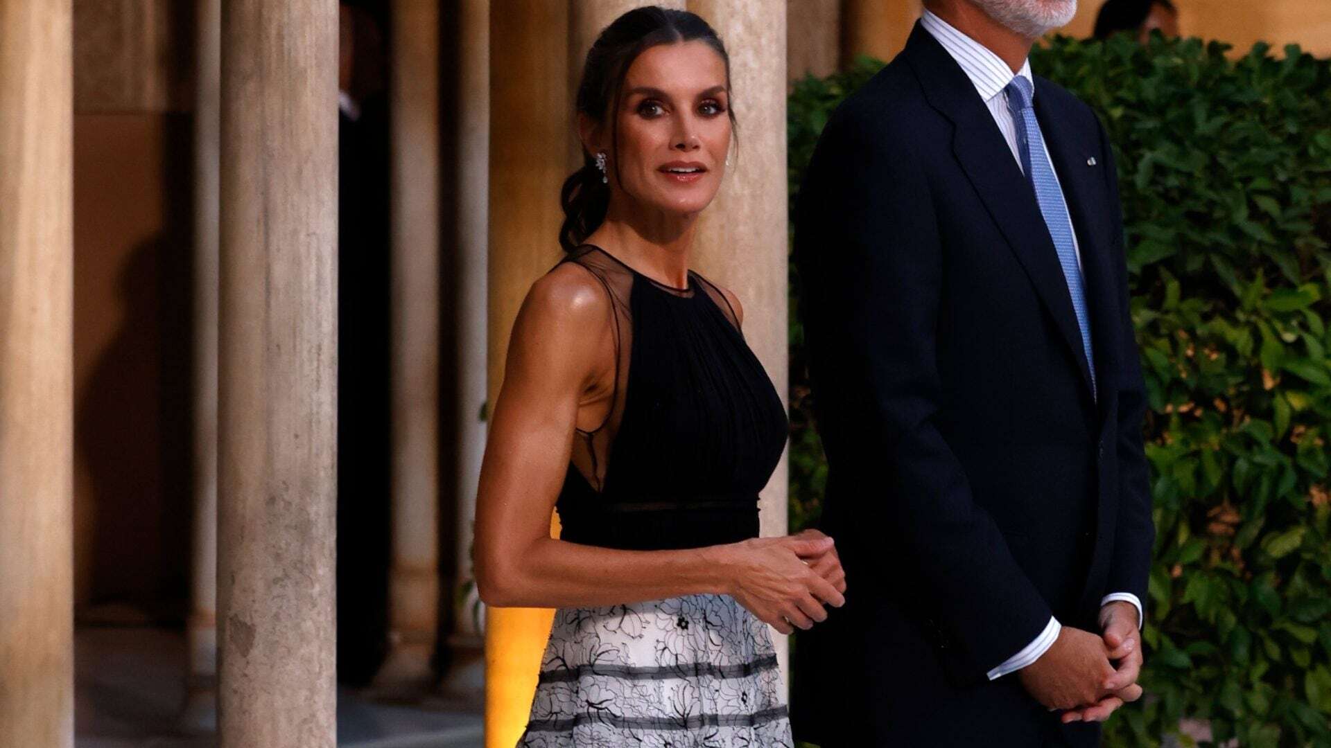 Il romantico look di tulle di Letizia di Spagna: per l’evento politico all’Alhambra veste black&white