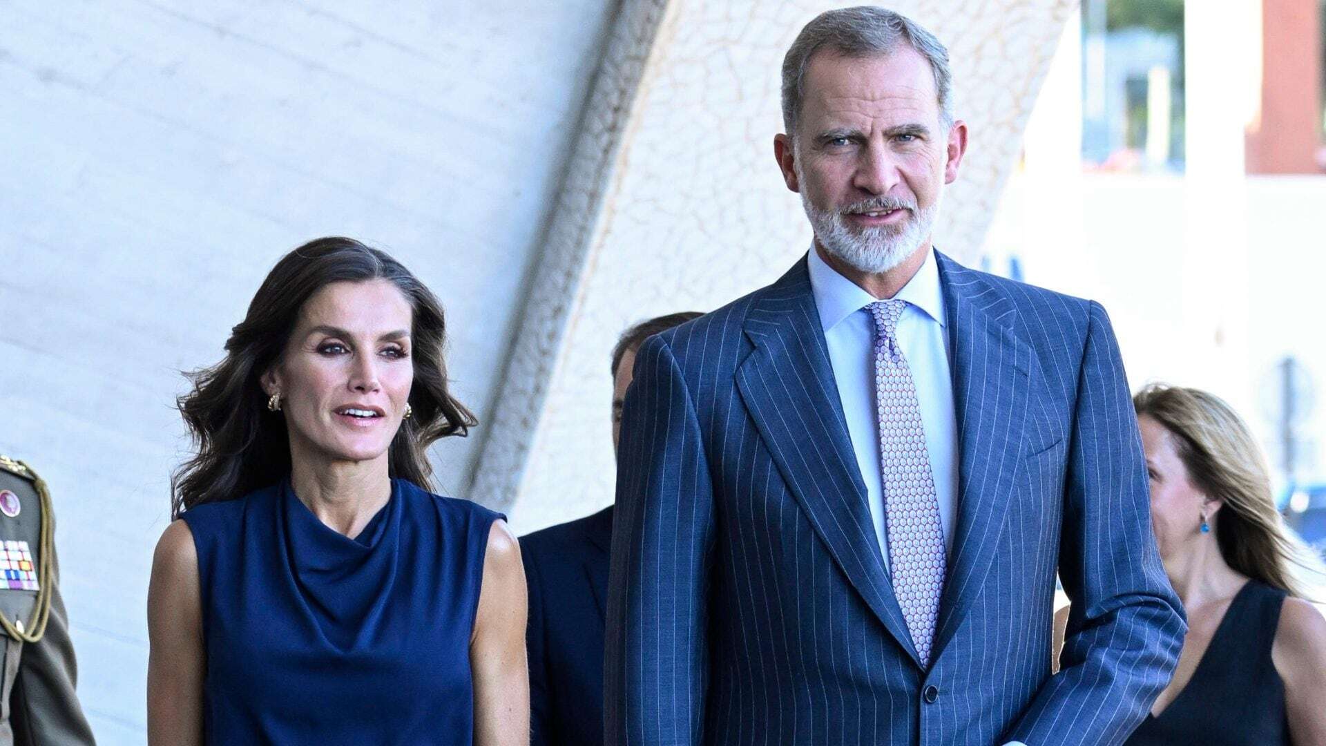 Letizia e Felipe VI di Spagna eleganti in coordinato: si vestono di blu come i reali inglesi