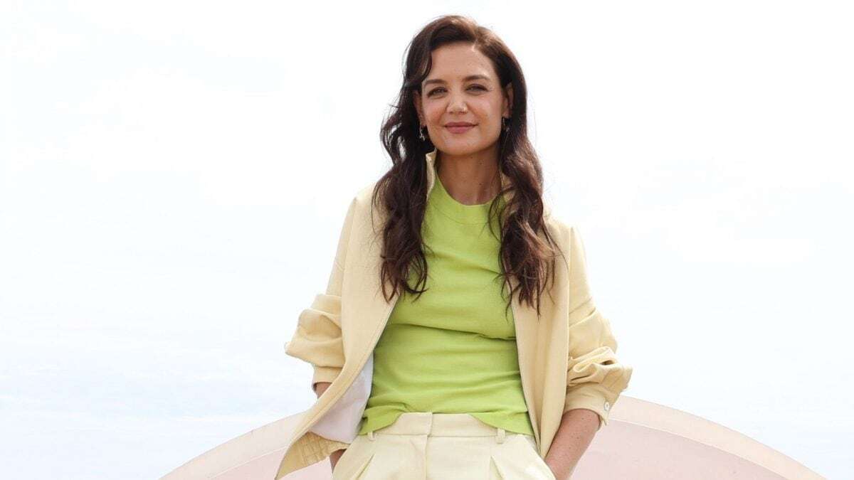 Katie Holmes arriva a Cannes 2023 con i sandali bassi (e dice no al ritorno di Dawson’s Creek)