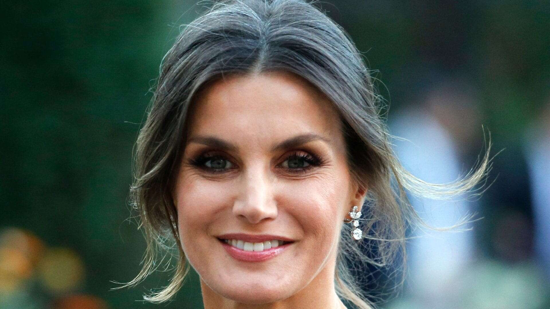 Letizia di Spagna a teatro in nero: qual è il significato della borsa col “nodo”