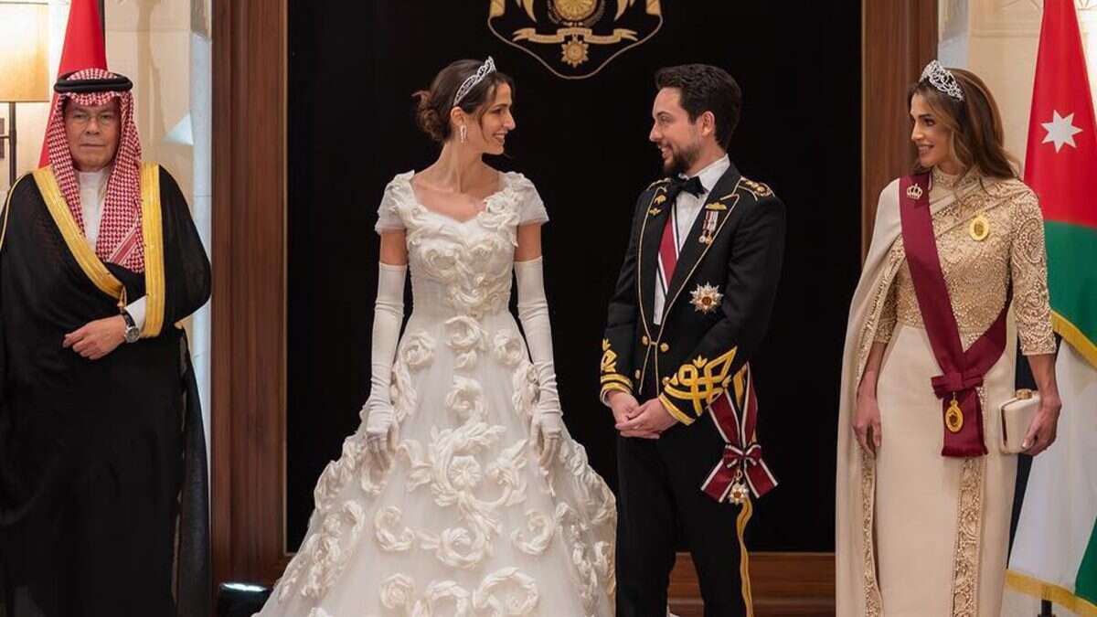 La festa di nozze di Rajwa e Hussein di Giordania: il secondo abito da sposa (italiano) con i guanti