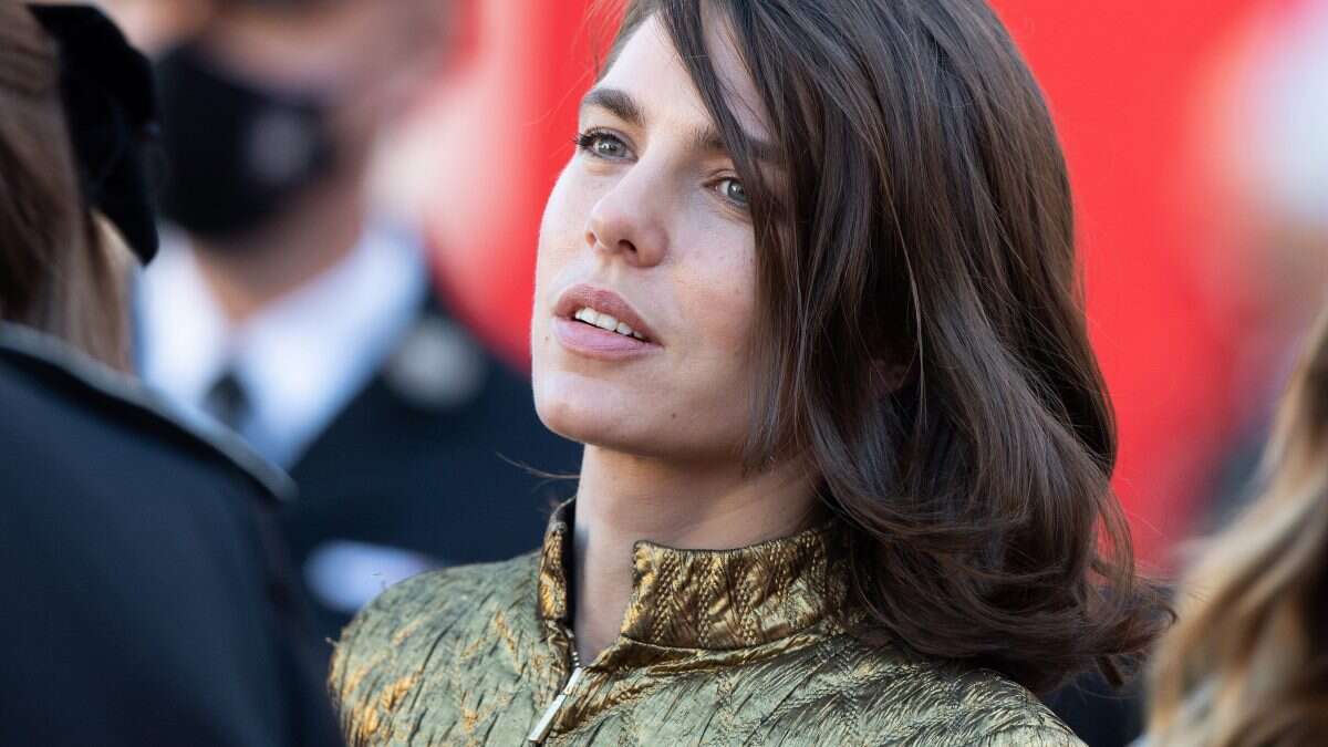 Charlotte Casiraghi in pigiama di seta detta la tendenza easy-chic della stagione