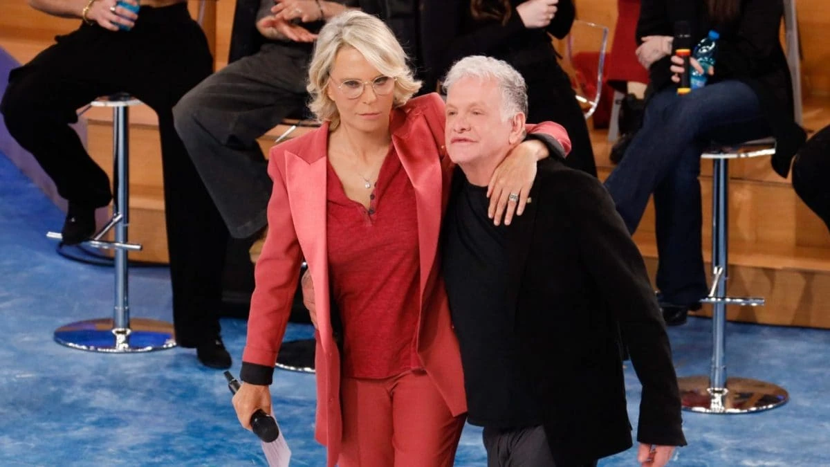 Maria De Filippi e Garrison di nuovo insieme ad Amici: la reunion tra pantaloni a zampa e maxi anfibi
