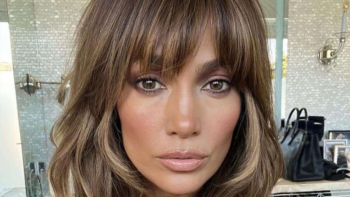 Jennifer Lopez cambia look per l’estate: ora ha i capelli lunghi e la frangia XXL