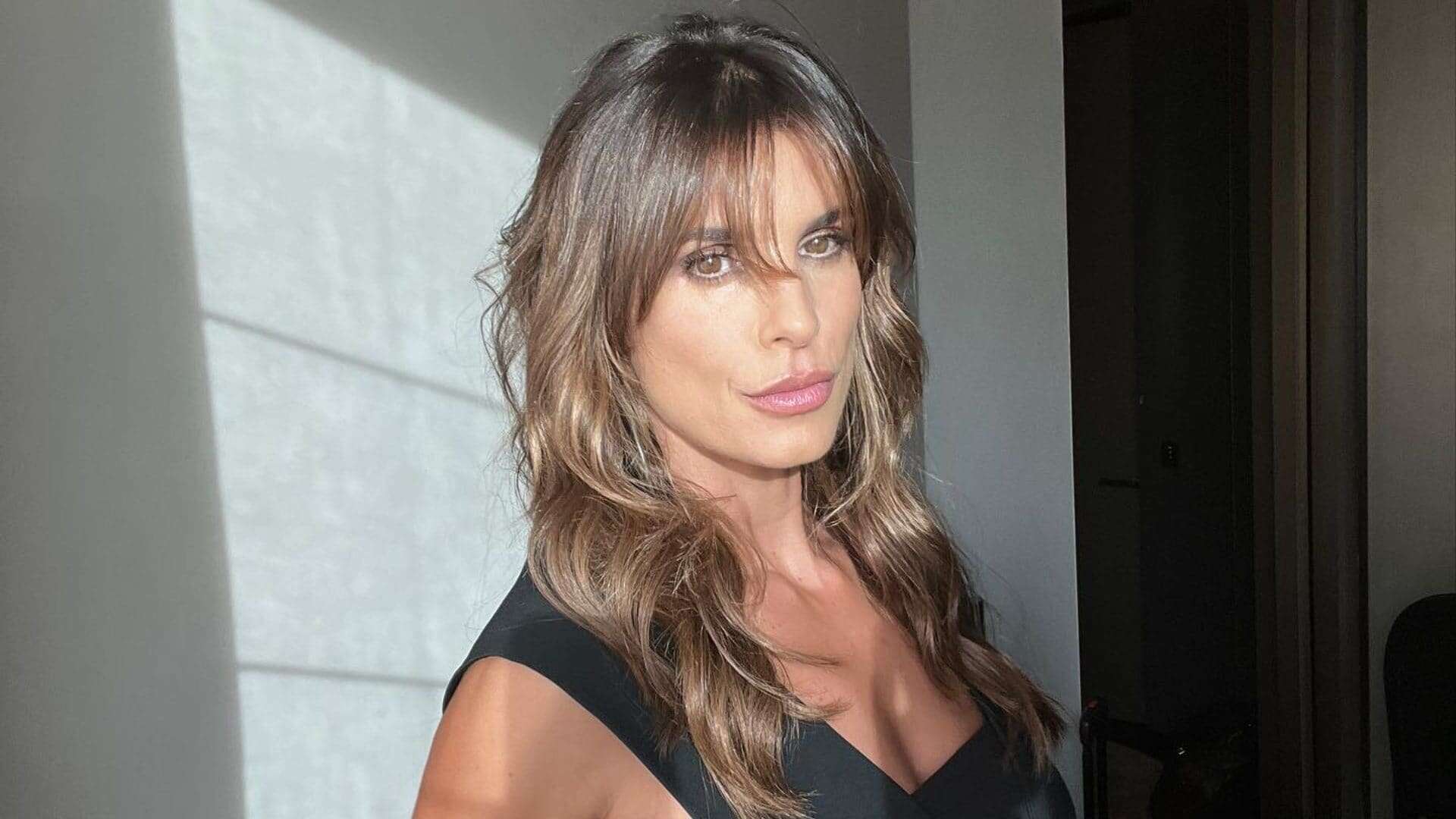 Il ritorno della frangia a tendina: il nuovo hair look di Elisabetta Canalis è da imitare in autunno