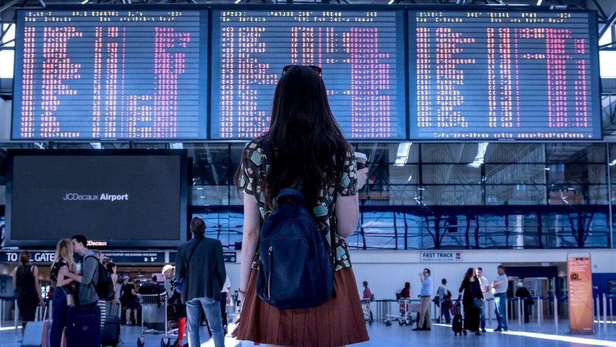 Come sopravvivere ai viaggi in aereo: da come vestirsi a quando partire, i consigli salva vacanza