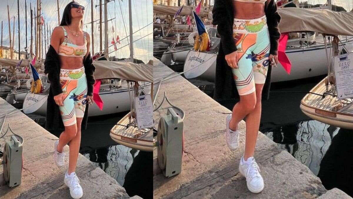 Elisabetta Gregoraci, cartoline da St Tropez: col completo colorato rilancia i ciclisti