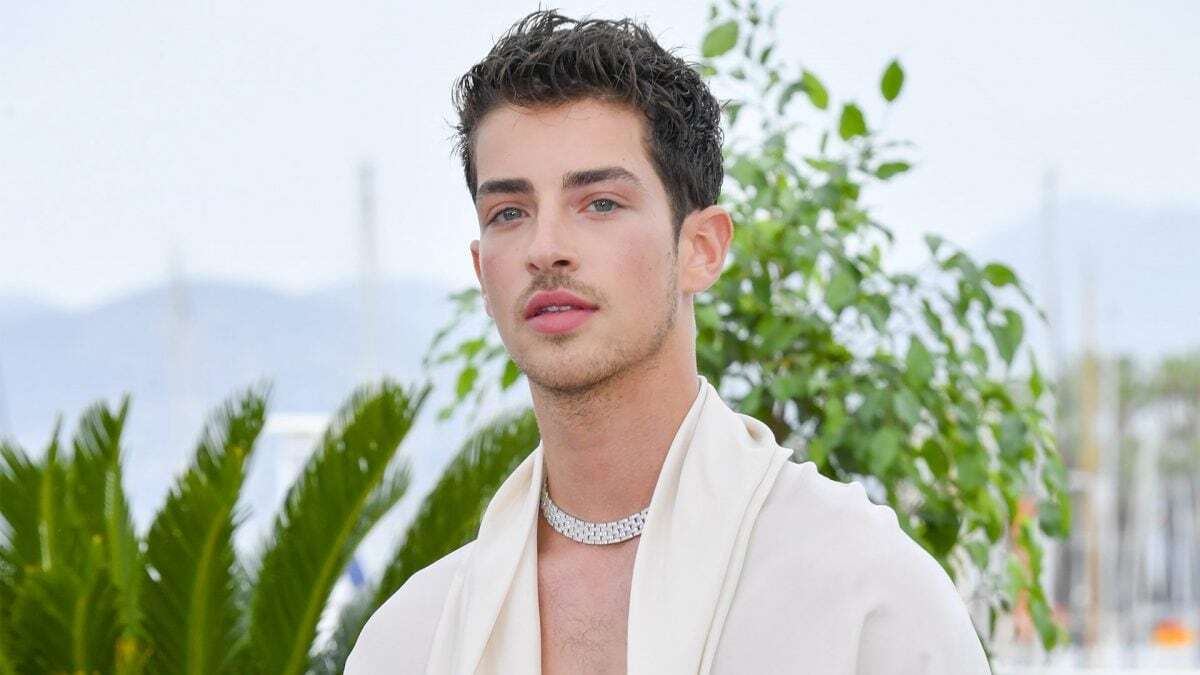 Manu Rios, da Élite al Cannes: con camicia aperta e diamanti è il vero divo del Festival