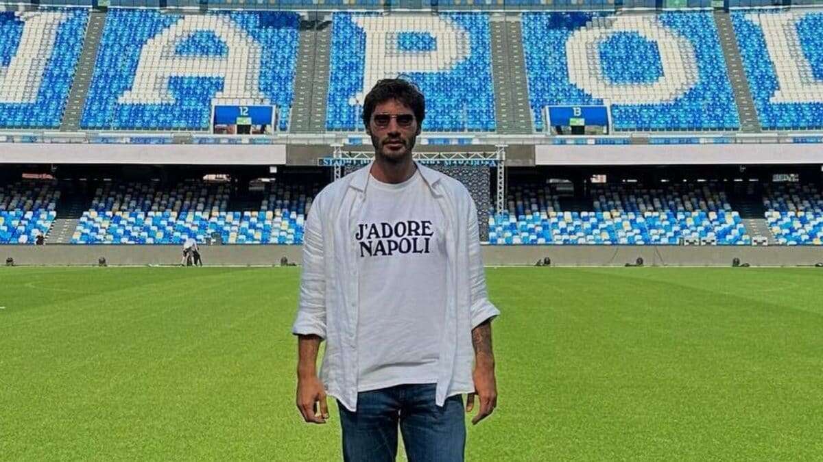 Stefano De Martino pronto per la festa scudetto: è il re del Maradona con la t-shirt dedicata a Napoli