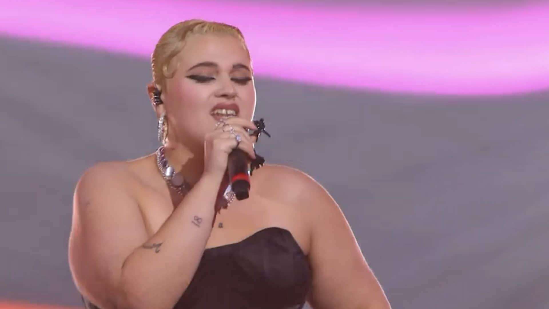 Big Mama è la regina dark di Sanremo 2024 (e tutti si domandano cosa ha sulle unghie)