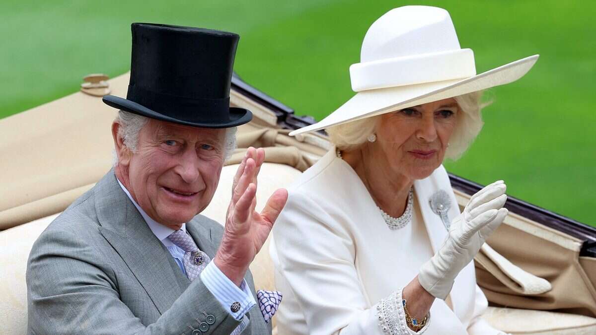 Camilla in bianco, nel primo Royal Ascot da regina omaggia Elisabetta II con la spilla