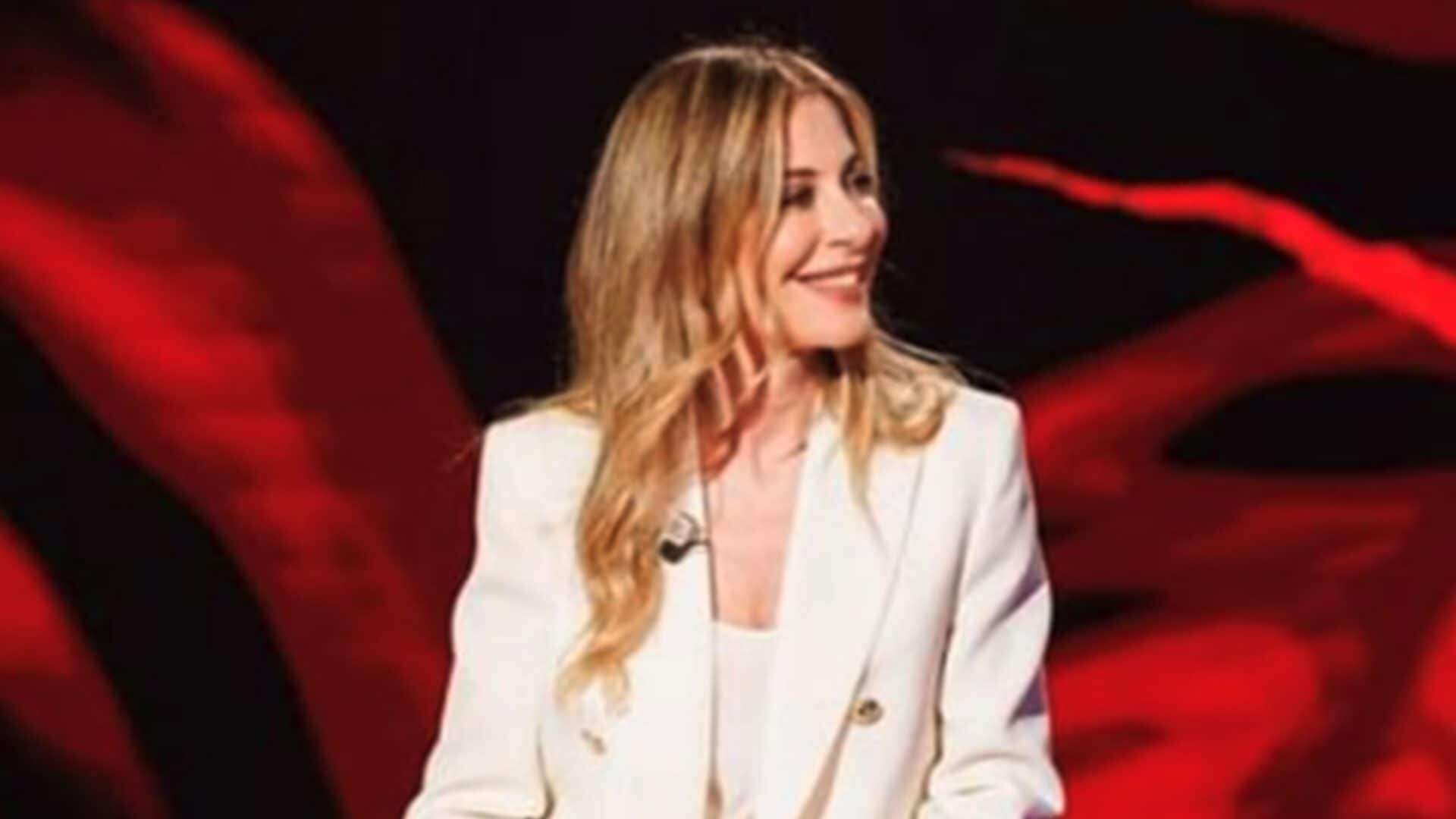 Francesca Fagnani in tailleur bianco, brilla con orecchini di diamanti da oltre 45 mila euro