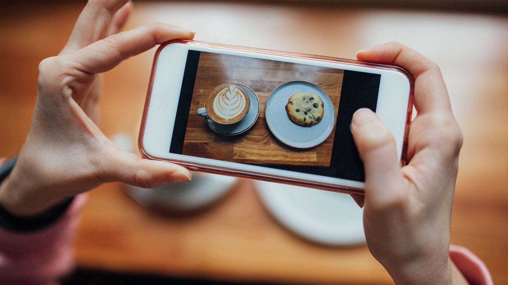 I ristoranti vietano l’ingresso ai food influencer: troppe invasioni (e richieste di cene gratis)