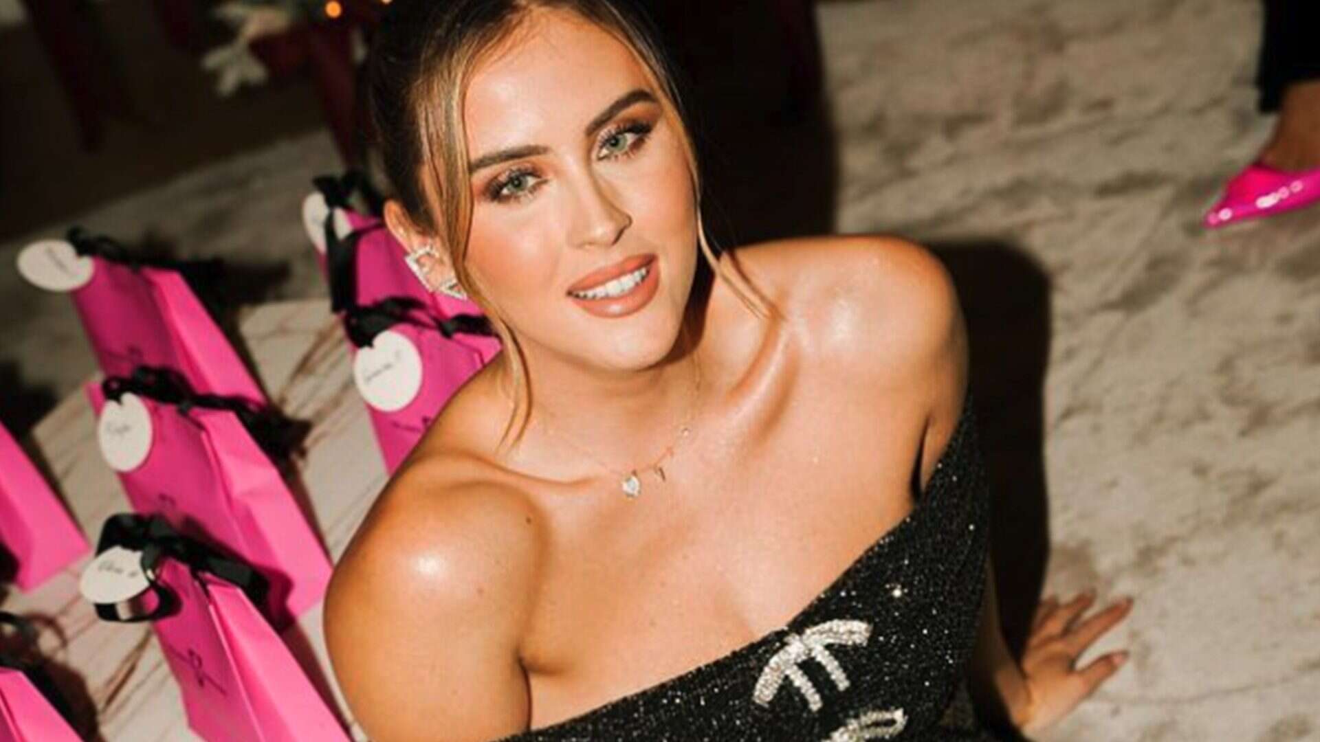 Valentina Ferragni fa festa: strass e spalle nude per la cena di Natale (in anticipo)