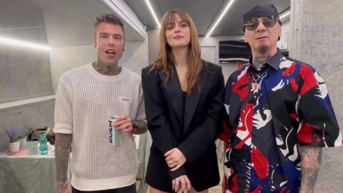 Fedez è il re del Love Mi: torna sul palco con la t-shirt a rete e i bermuda