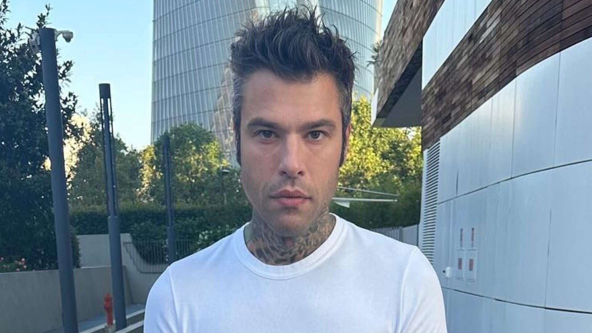 La nuova scarpiera di Fedez: oltre 100 sneakers divise per colore e 12 ripiani per le scarpe classiche