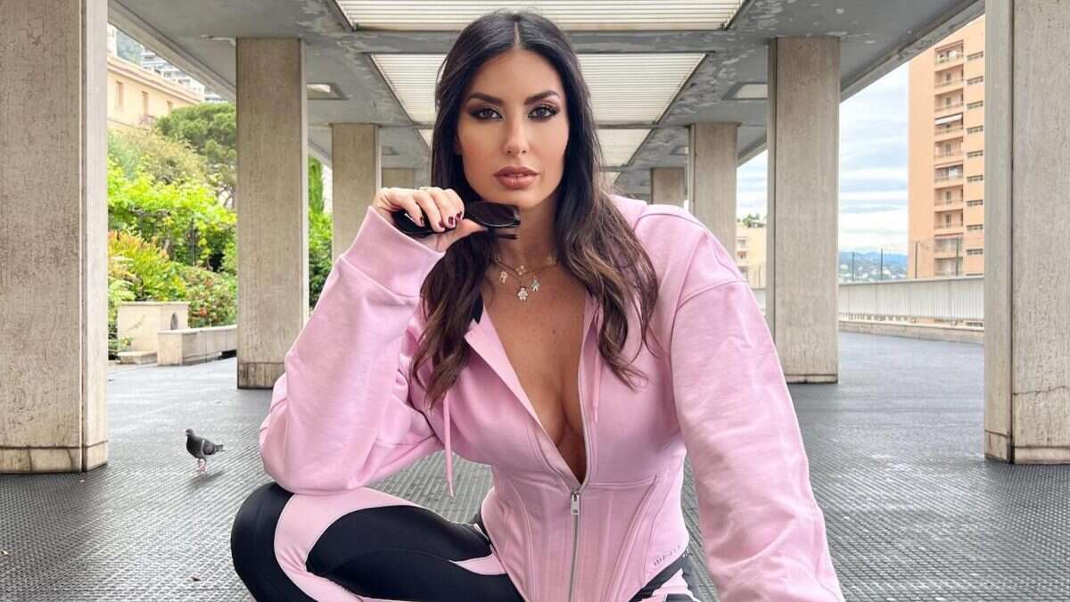 Elisabetta Gregoraci con felpa corsetto e sandali bassi: il look nero e rosa vale quasi 4mila euro