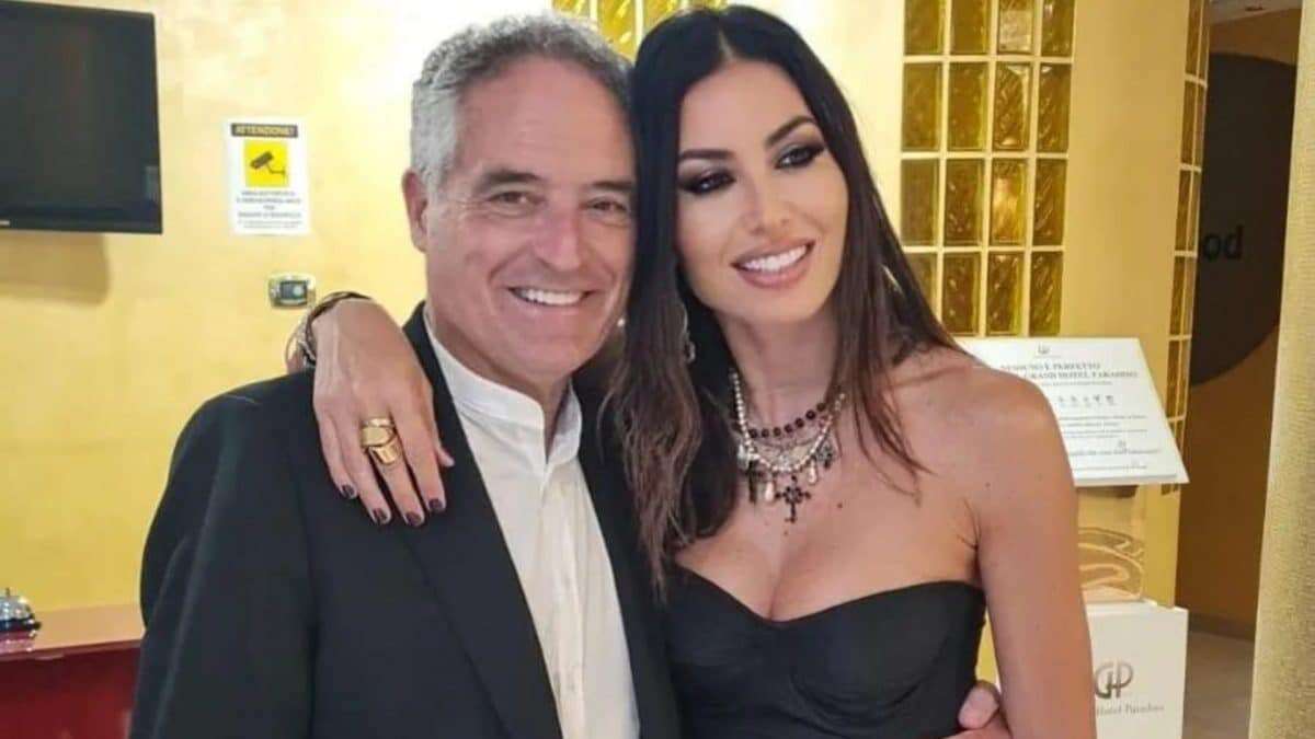 Elisabetta Gregoraci torna in Calabria: per la reunion di famiglia indossa il tubino griffato