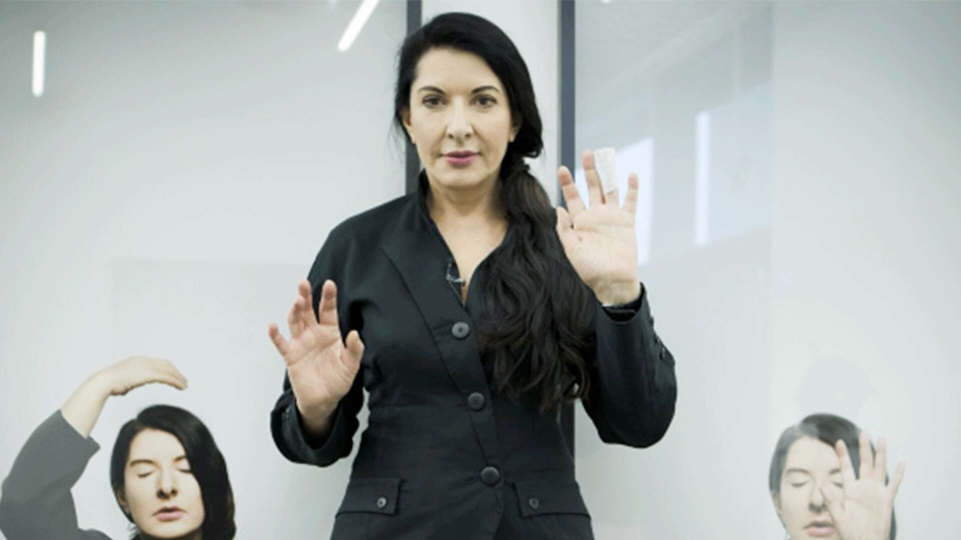 Marina Abramović, 77 anni dedicati all’arte della performance