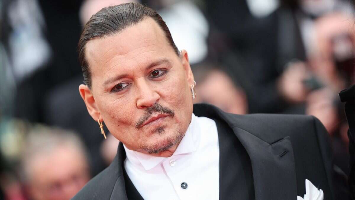 Il ritorno di Johnny Depp dopo il processo: sfila a Cannes con la coda e gli occhi truccati