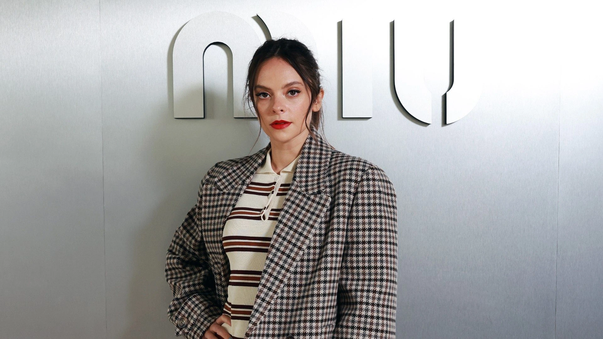 Francesca Michielin da X Factor a Parigi: il look con piume e quadretti della cantante