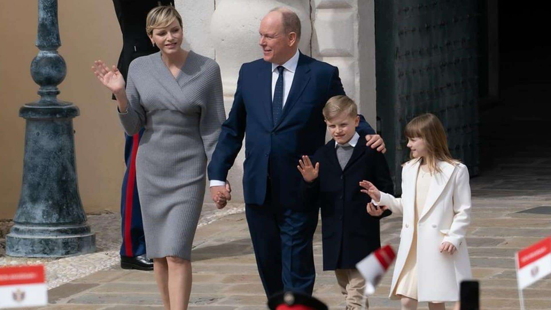 Charlene di Monaco in tubino, i principini coi cappotti: tutti eleganti al compleanno di Alberto II