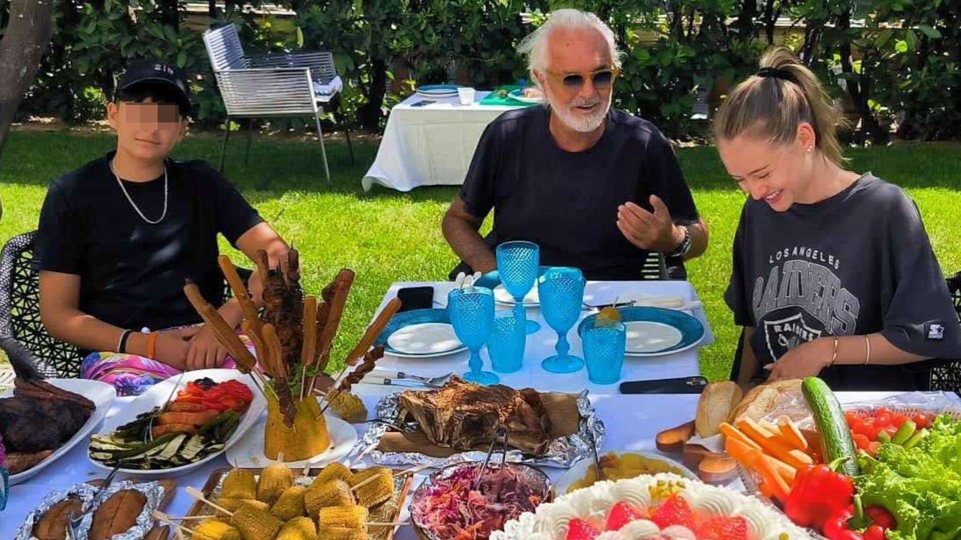 Flavio Briatore con i figli Nathan Falco e Leni Klum: il picnic all’aperto è con le t-shirt dark