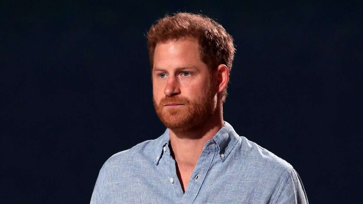 Perché non è vero che il principe Harry ha una camera d’albergo segreta per “scappare” da Meghan