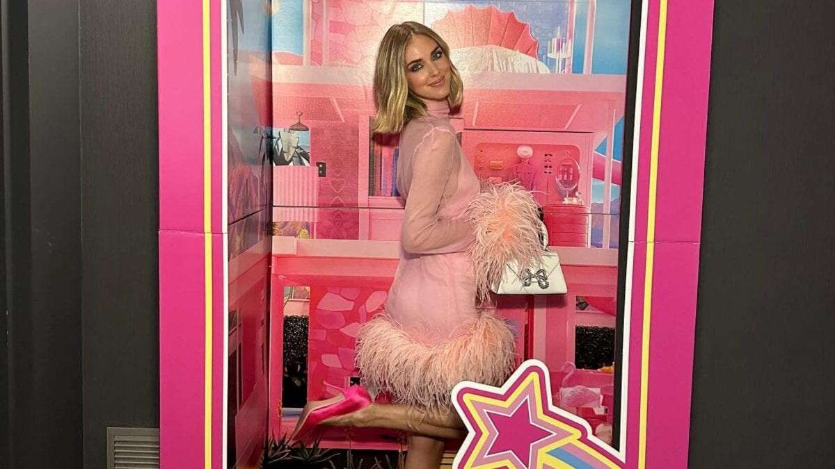 Chiara Ferragni come Barbie tra piume e tacchi fucsia: il look per la première privata del film