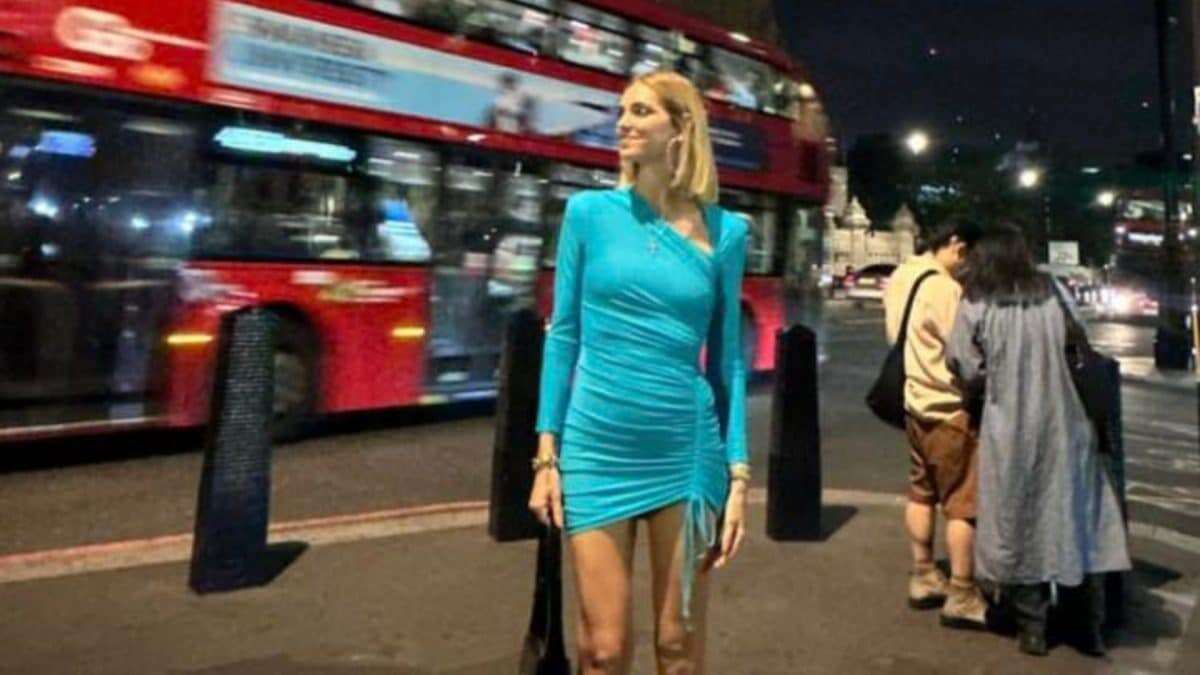 Chiara Ferragni in celeste per la prima serata a Londra: posa davanti al Big Ben in minidress e mules