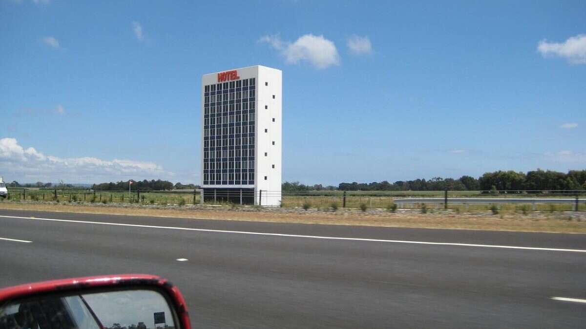 I segreti del falso hotel sull’autostrada australiana che inganna tutti