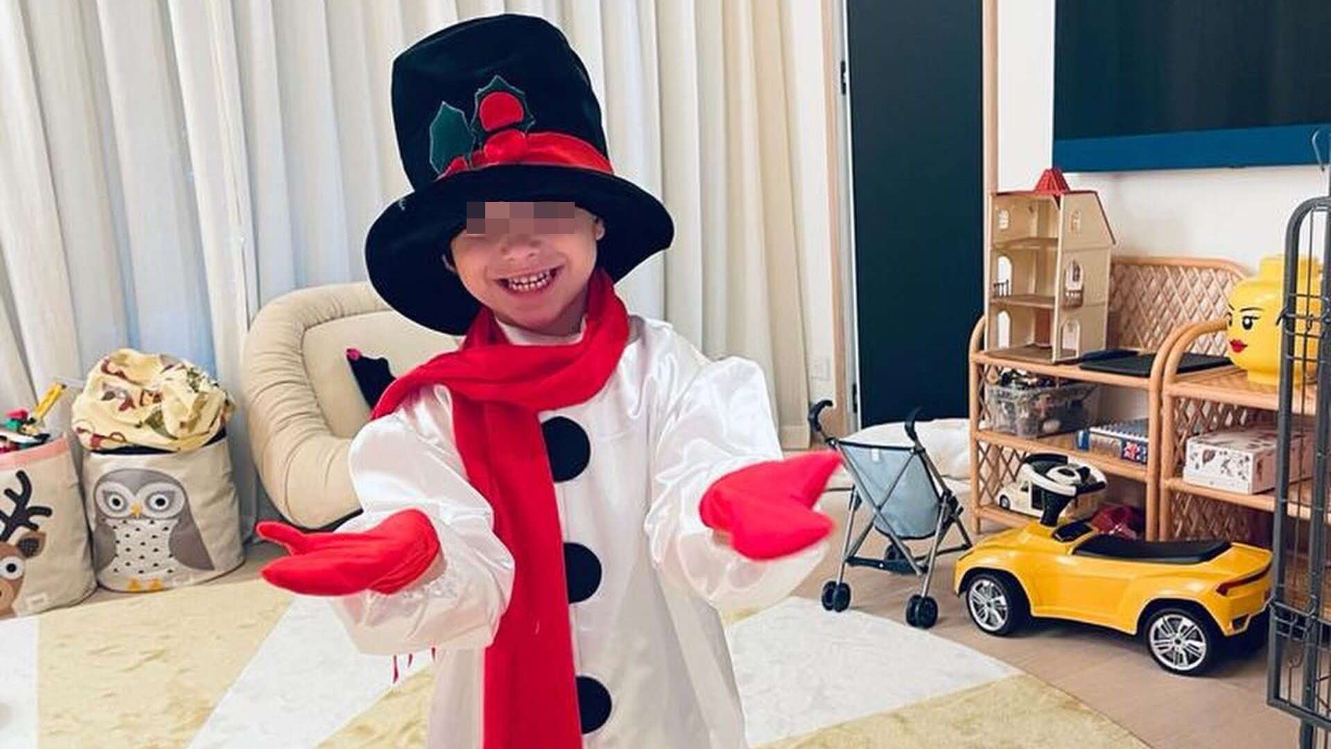 Leone si prepara al Natale: il figlio di Chiara Ferragni è adorabile col costume da pupazzo di neve