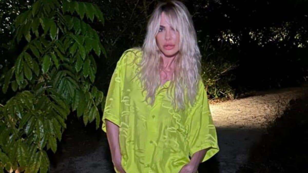 Ilary Blasi in Brasile esce in “pigiama”: il look verde lime è griffato