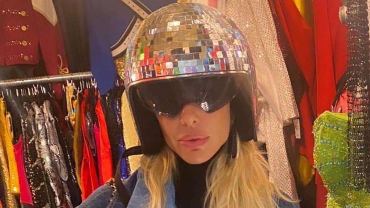 Ilary Blasi e il casco mirrorball, la foto fa il giro del web