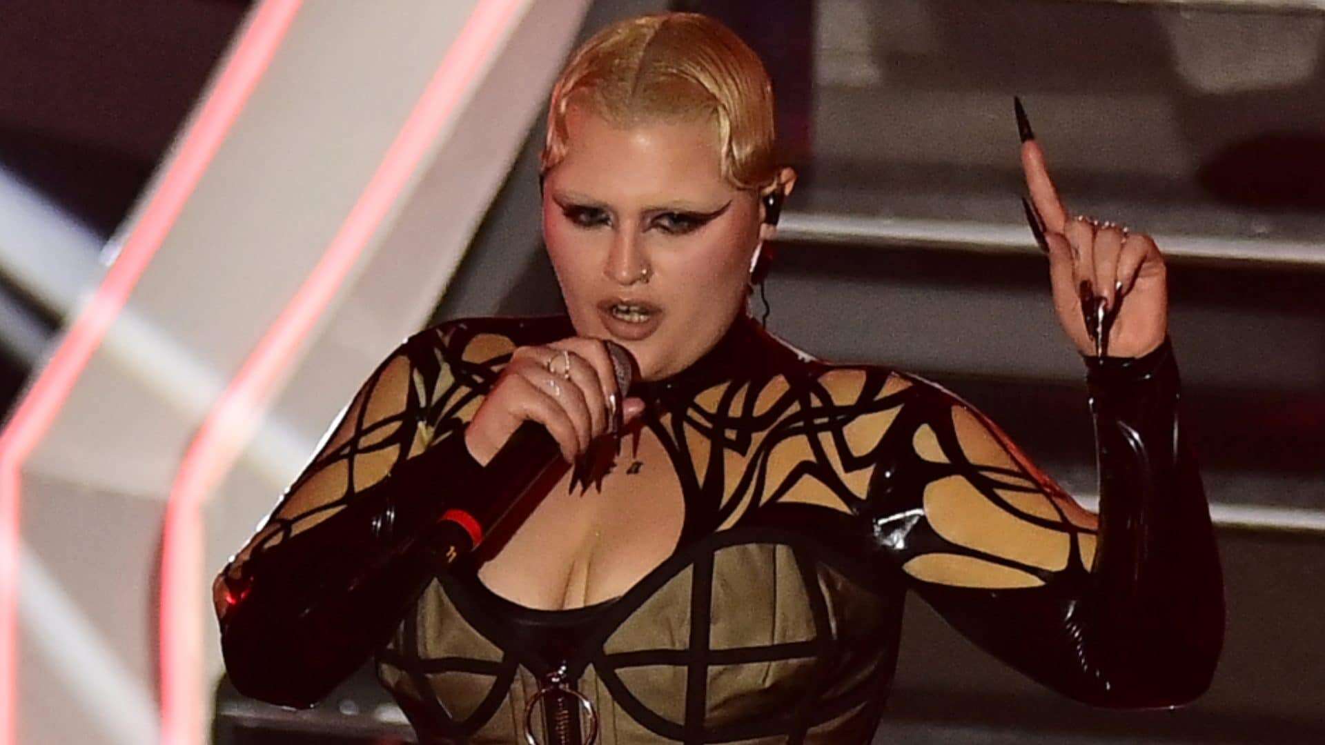 Il make-up intenso di BigMama a Sanremo: “Comunica la forza delle donne che non stanno zitte”