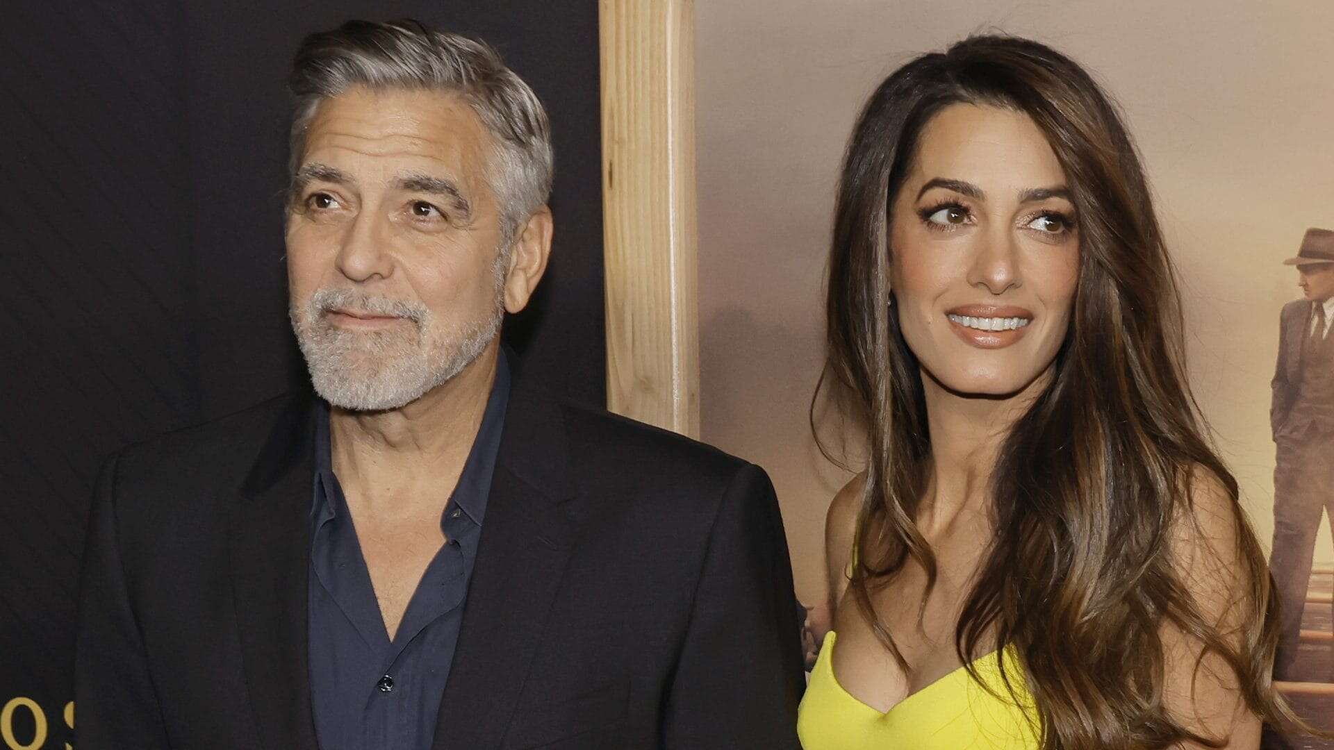 Amal Clooney alla première con il marito George illumina il red carpet in giallo