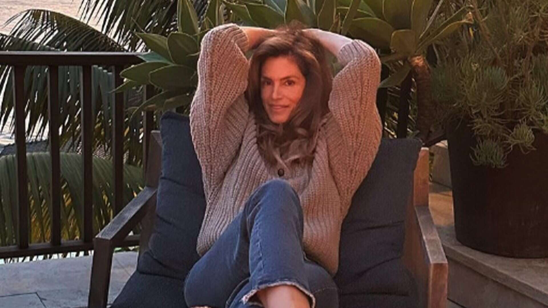 Cindy Crawford si gode il tramonto: look cozy con maglione over e stivaletti peluche