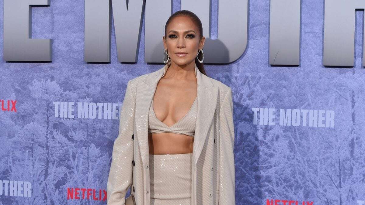 Jennifer Lopez alla prima di The Mother: segue la moda del reggiseno a vista e lo abbina al trench