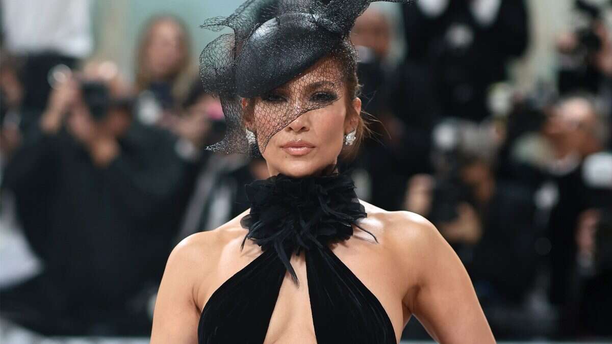 Jennifer Lopez al Met Gala 2023 è una diva in abito cut-out: completa il look con guanti e veletta