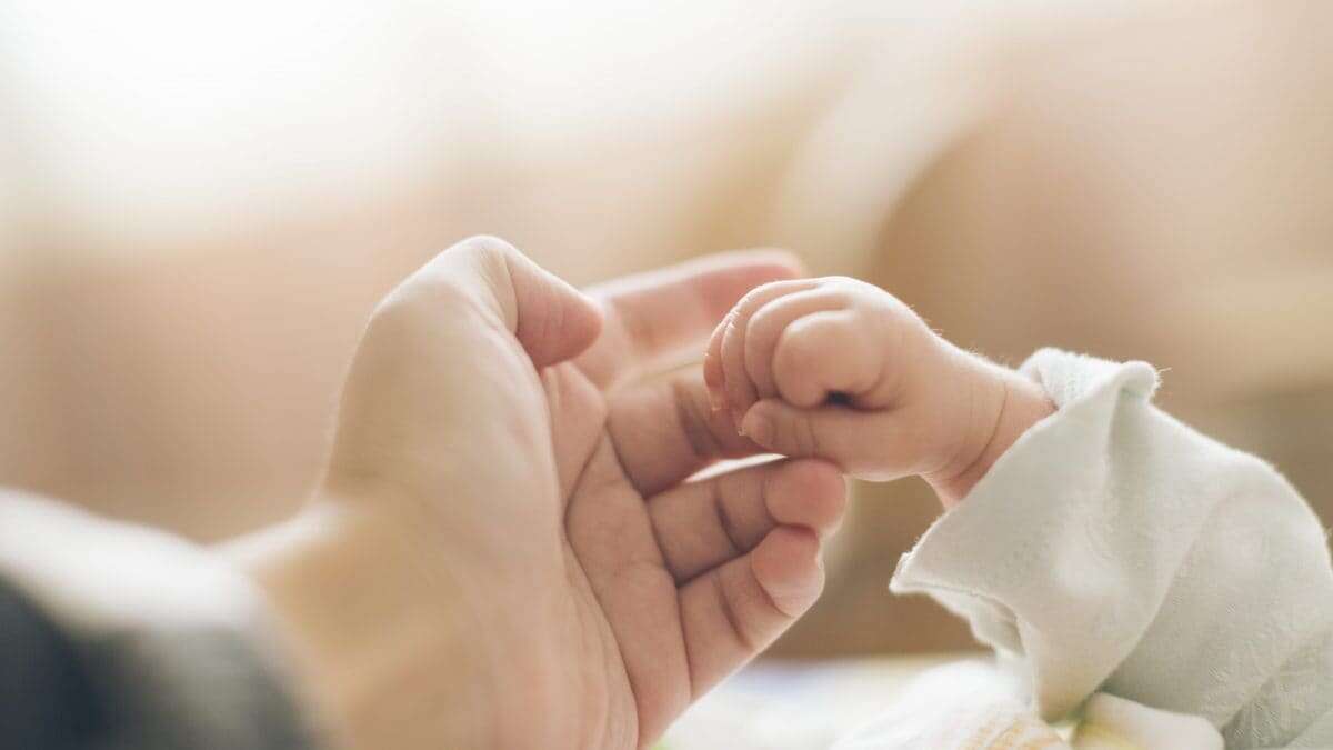 Bimba di 6 mesi ferita alla testa, la mamma: 