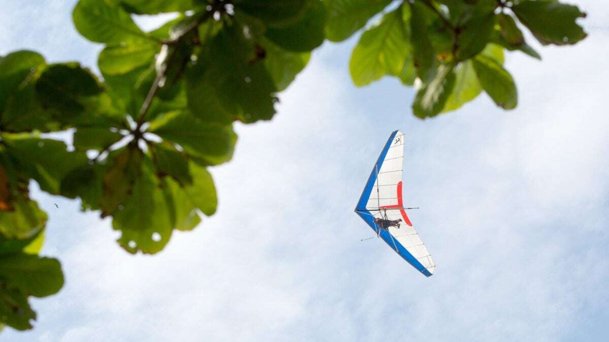 Come sta l'uomo che si è schiantato con il deltaplano a Busnago