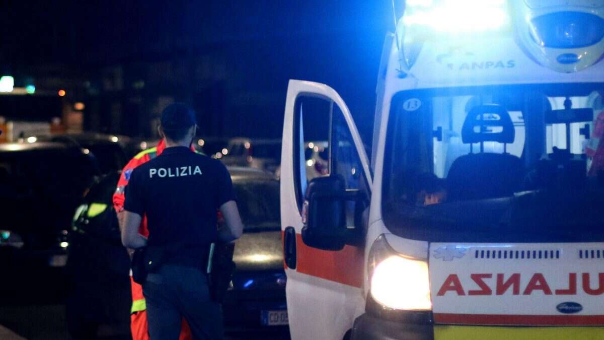 Accoltellato in strada, 28enne ricoverato in gravi condizioni: si cerca l'aggressore